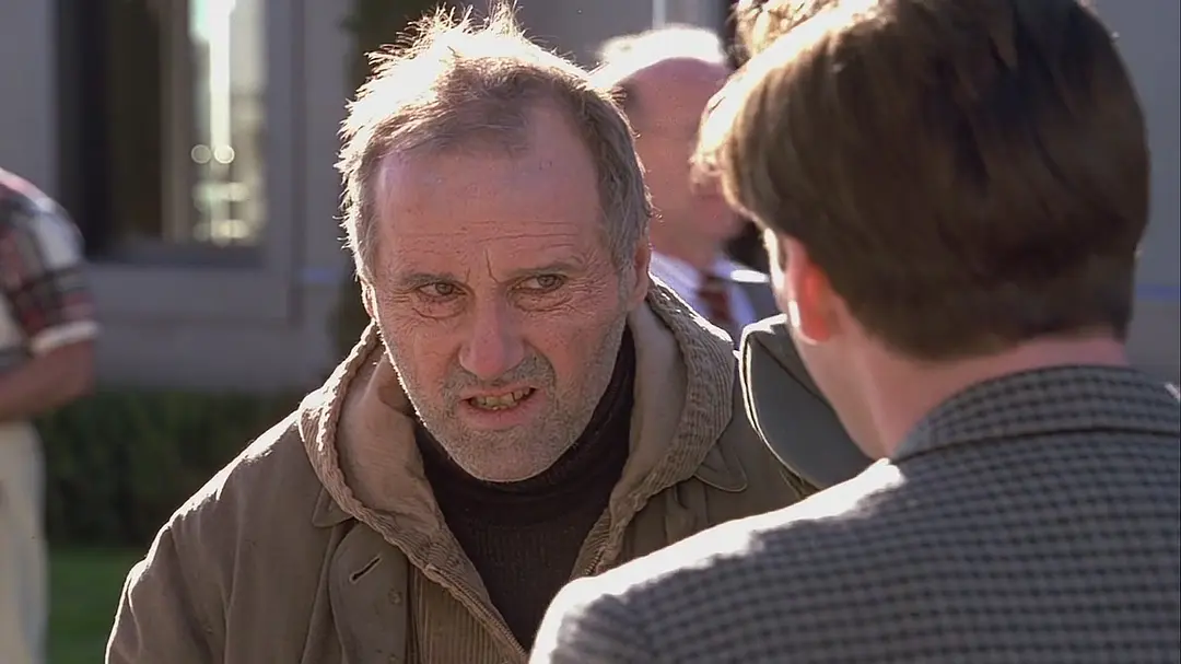 楚门与“父亲”街头重逢